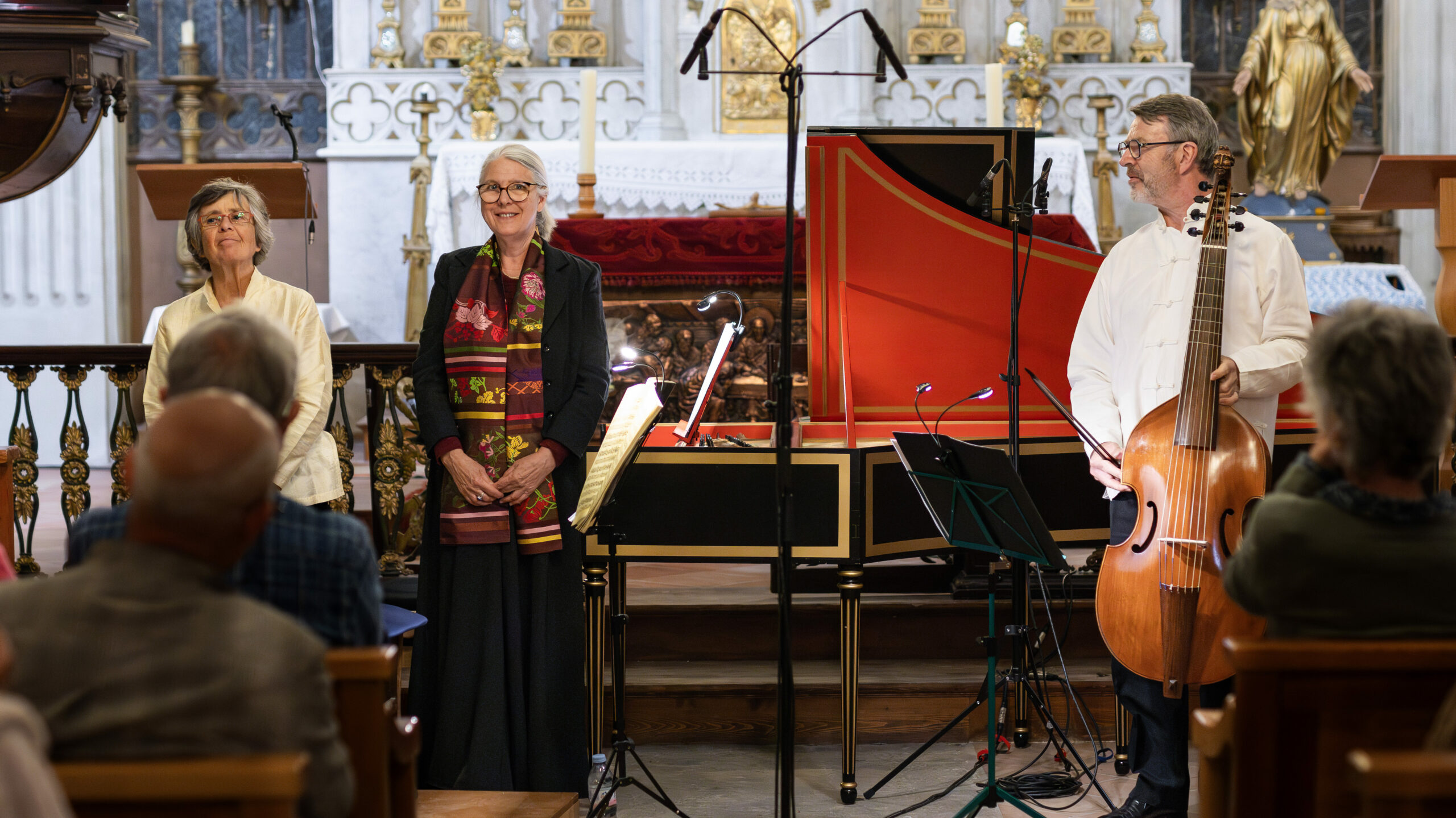 L'ensemble La Piémontoise salue le public dans l'église de Bessans.