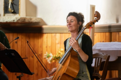 29 juillet 2024 - Clés d'écoute - Marjolaine Cambon - © Thomas Mussard Marjolaine Cambon avec sa viole de gambe lors des clés d'écoute dans l'église de Bonneval-sur-Arc