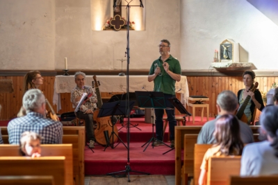 29 juillet 2024 - Clés d'écoute avec le consort Hexacorde - © Thomas Mussard Le consort Hexacorde et quelques membres du public lors des clés d'écoute dans l'église de Bonneval-sur-Arc.