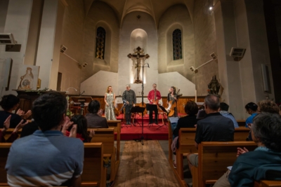 29 juillet 2024 - Consort Hexacorde - © Thomas Mussard Le Consort Hexacorde salue le public dans l'église de Bonneval-sur-Arc.