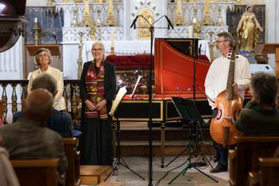 30 juillet 2024 - Ensemble La Piémontoise - © Thomas Mussard L'ensemble La Piémontoise salue le public dans l'église de Bessans.