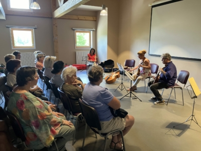 Consort Hexacorde à la Bessannaise - © ouille.allègre Des membres du consort Hexacorde font une présentation de concert dans une salle de la Bessanaise.