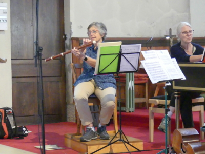 25 juillet 2024 - Clés d'écoute avec l'ensemble La Piémontoise - © N.A. Claudine Desjardins et Anna Cavalli lors d'une présentation Clés d'écoute dans l'église de Bonneval-sur-Arc