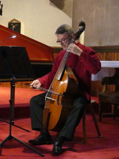 25 juillet 2024 - Ensemble La Piémontoise - Dominique Desjardins - © N.A. Dominique Desjardins joue de la viole de gambe dans l'Eglise de Bonneval-sur-Arc
