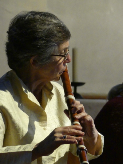 25 juillet 2024 - Ensemble La Piémontoise - Claudine Desjardins-Cloutour - © N.A. Claudine Desjardins joue du traverso dans l'Eglise de Bonneval-sur-Arc.